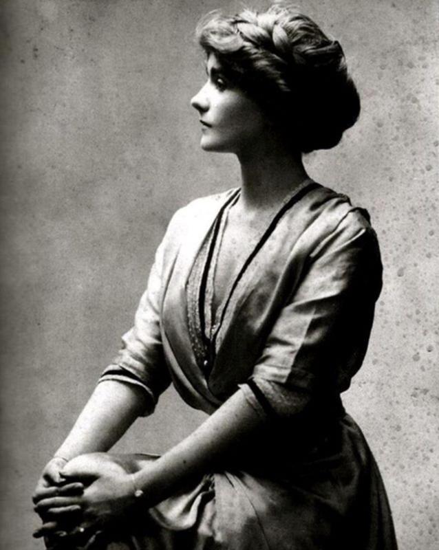 Coco Chanel, 1910.jpg