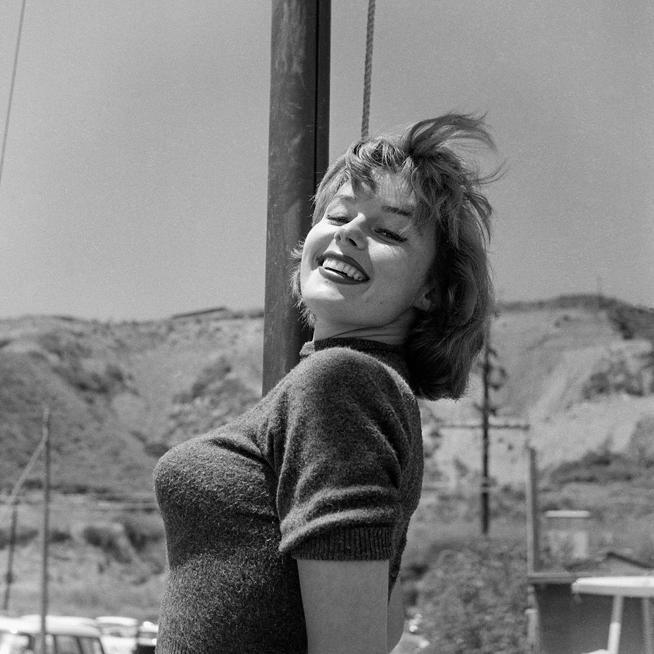 Elaine Stewart at the Thalians Beach Ball in Malibu (1956).jpg