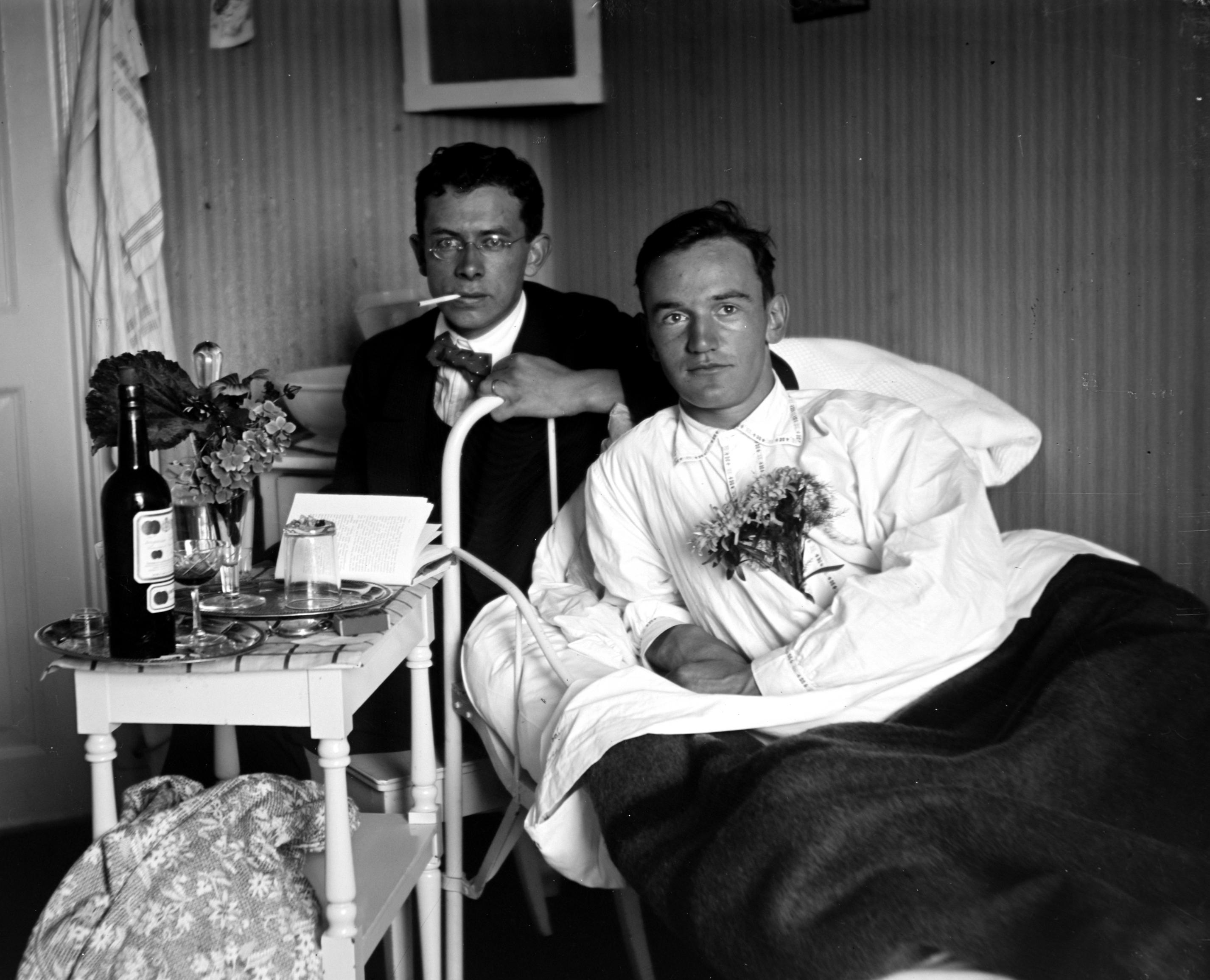 Patient and visitor. Hålahult tuberculosis hospital, Sweden in the 1920's..jpg