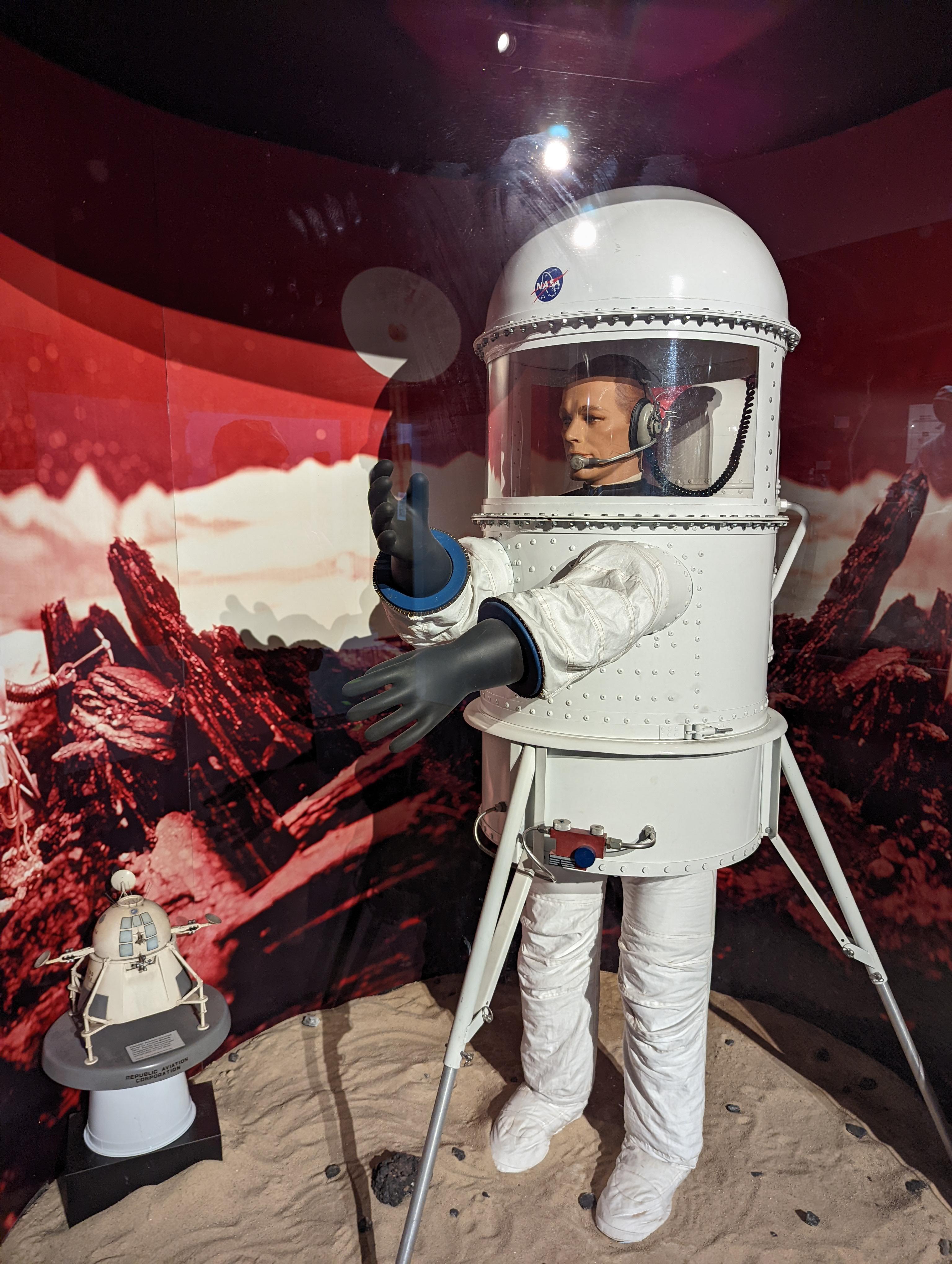 Lunar Exploration Spacesuit (1960).jpg