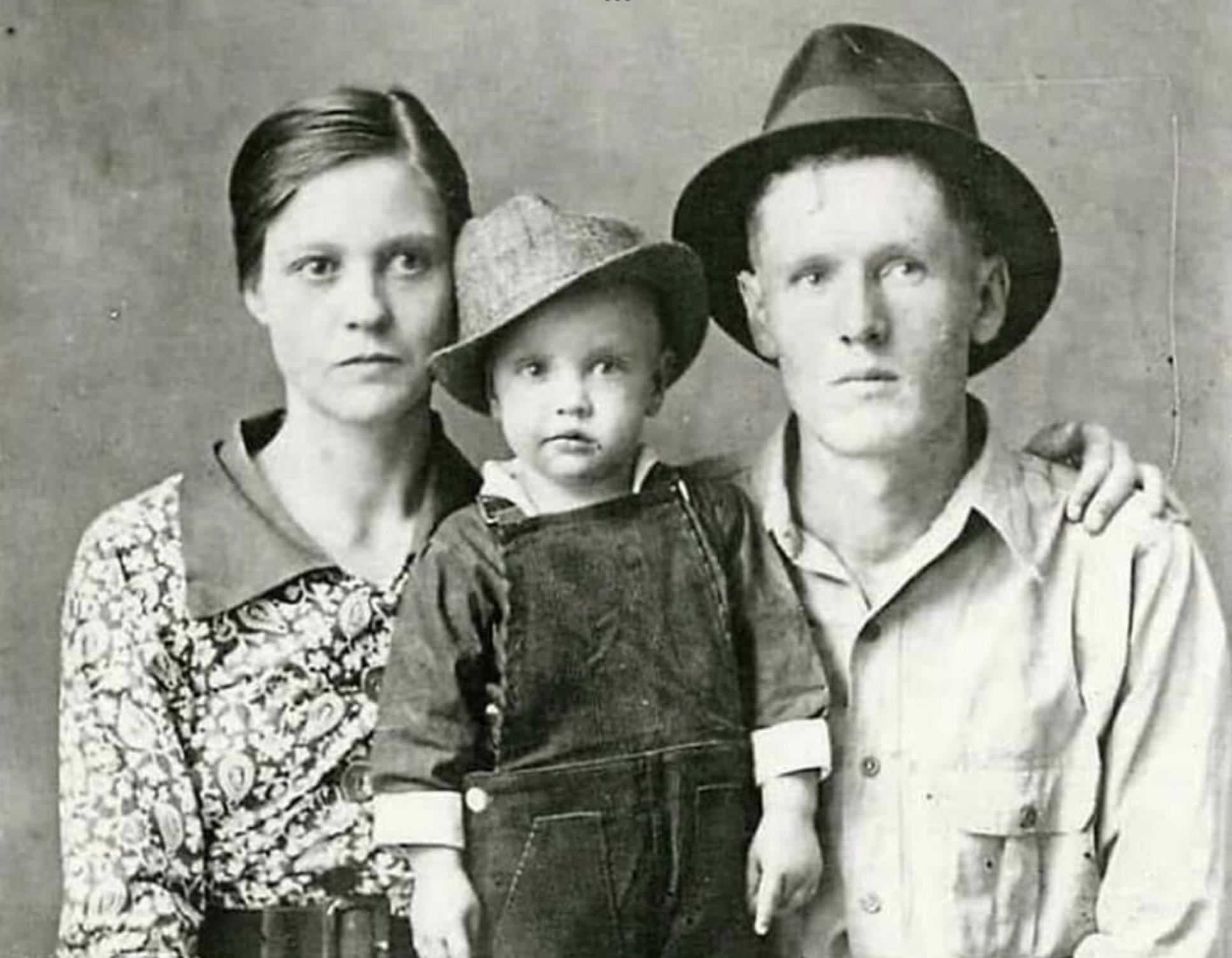 2 year old Elvis Presley with his parents, 1937.jpg