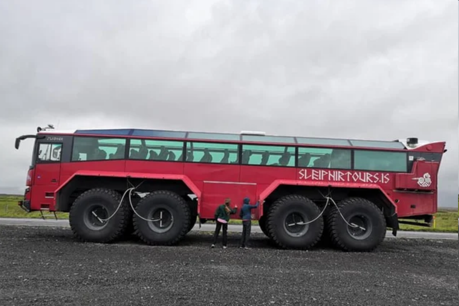 A sightseeing bus in Iceland.png