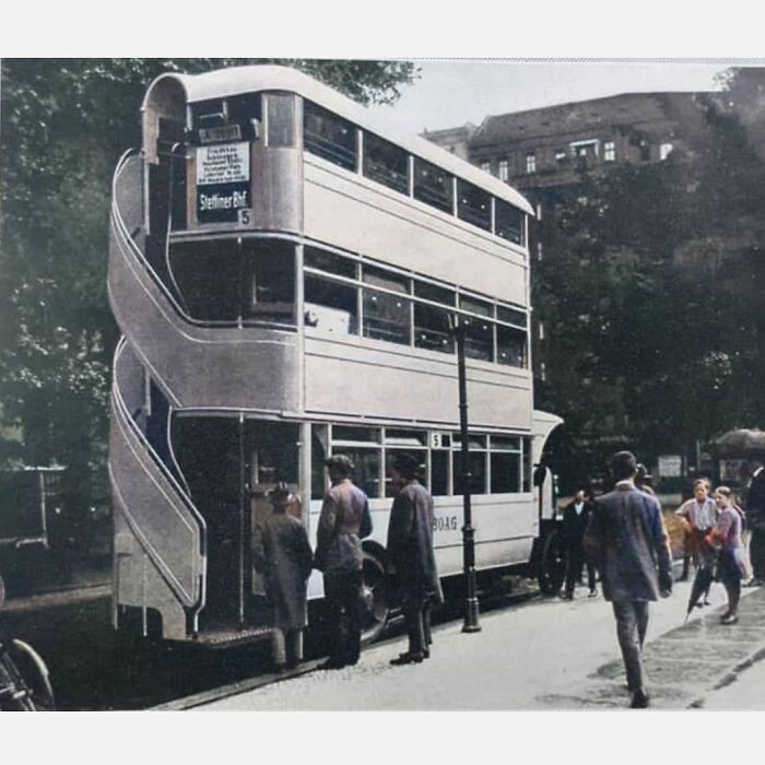 The German magazine Echo Continental reported the development of a new triple-decker city bus in 1926. It was an April's Fool joke.jpg