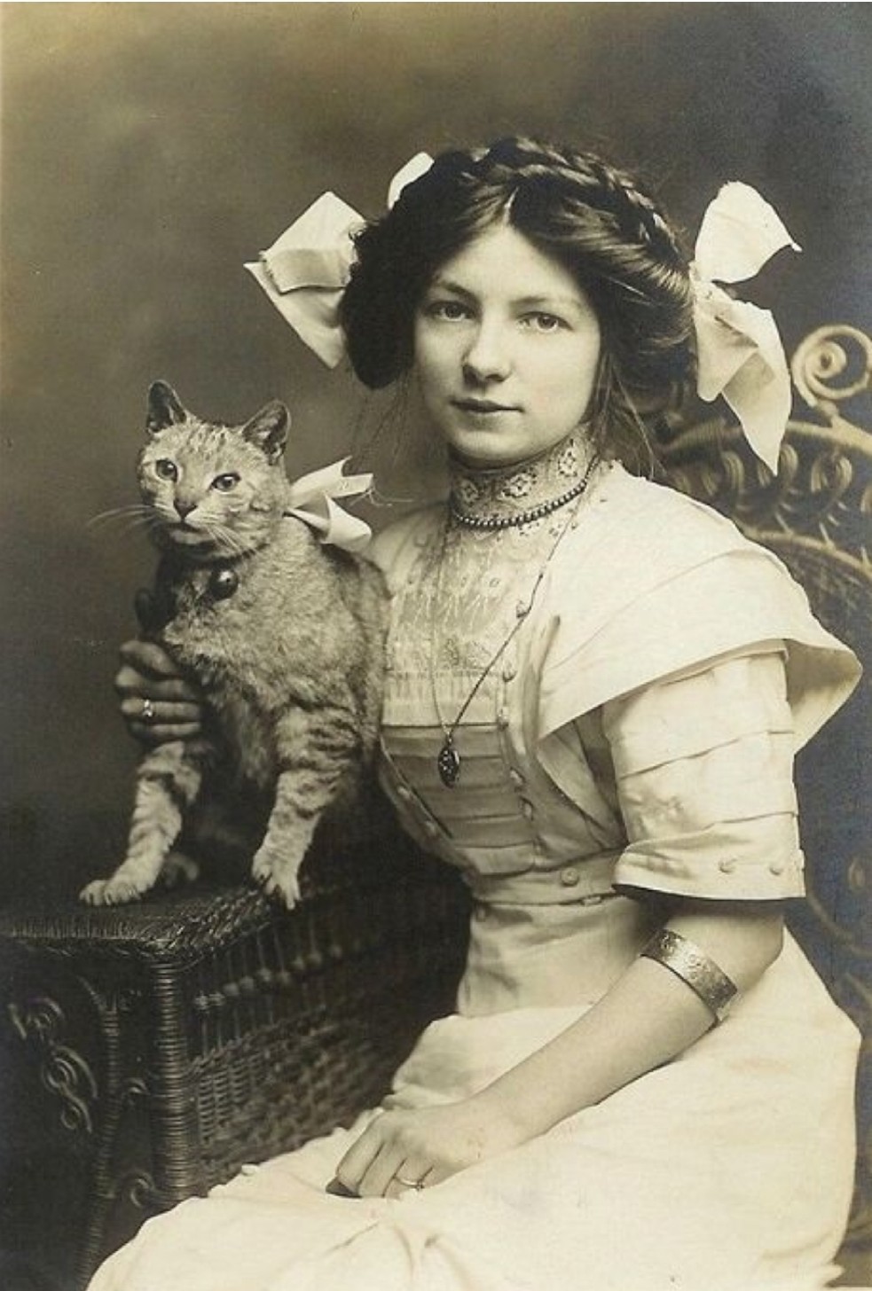 Young lady with her cat, 1910.jpg