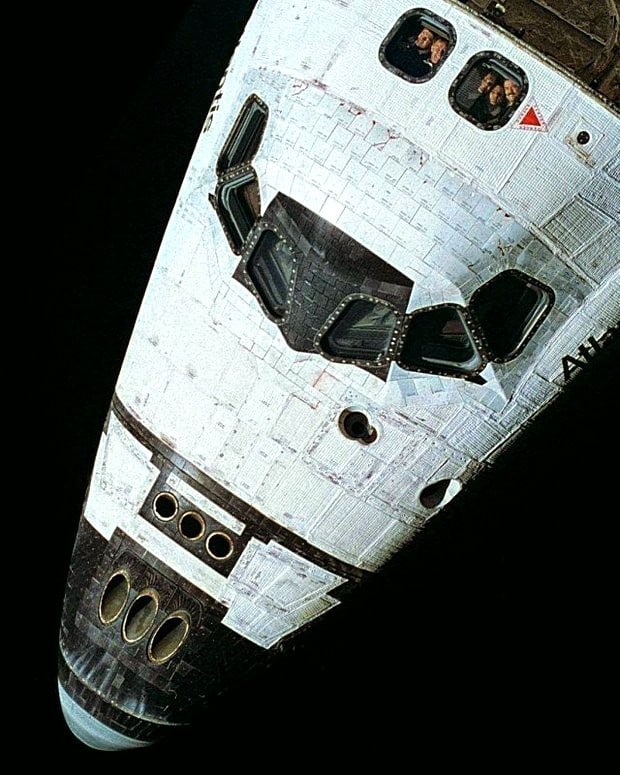 Экипаж Шаттла Атлантис на орбите, 15 ноября 1995 года. Фотография сделана с борта орбитальной космической станции Мир (СССР-Россия).jpg