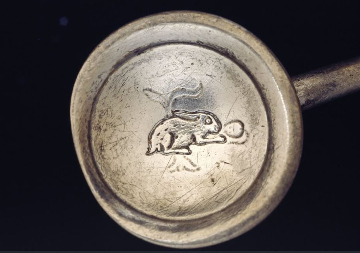 Roman silver spoon with an engraved inside image of a rabbit nibbling a carrot, found in ​​the former Roman settlement of Manching (southern Germany), 3rd century CE.jpg