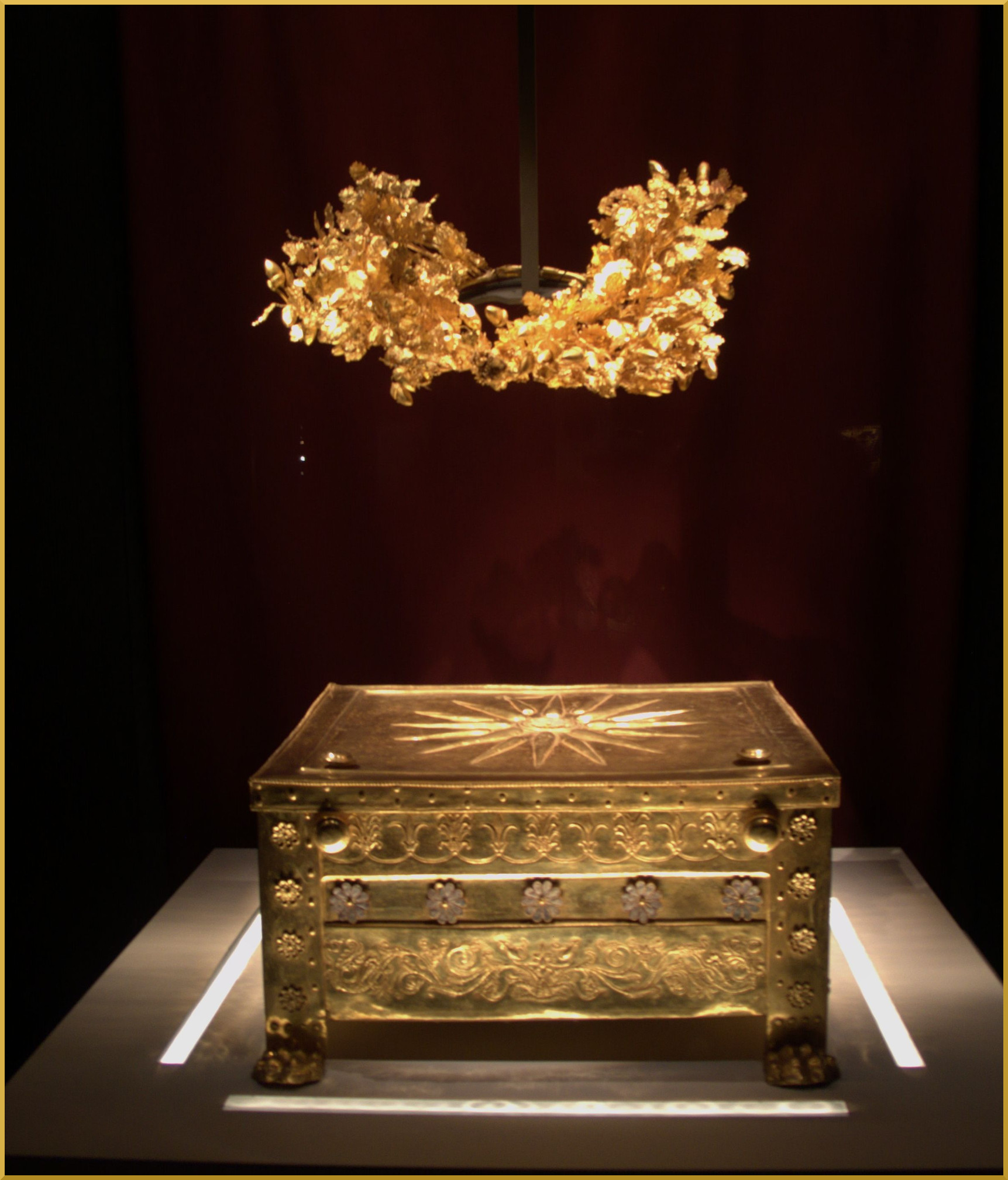 The golden larnax (chest with the remains) and crown of Alexander's father, Philip II of Macedon.jpg