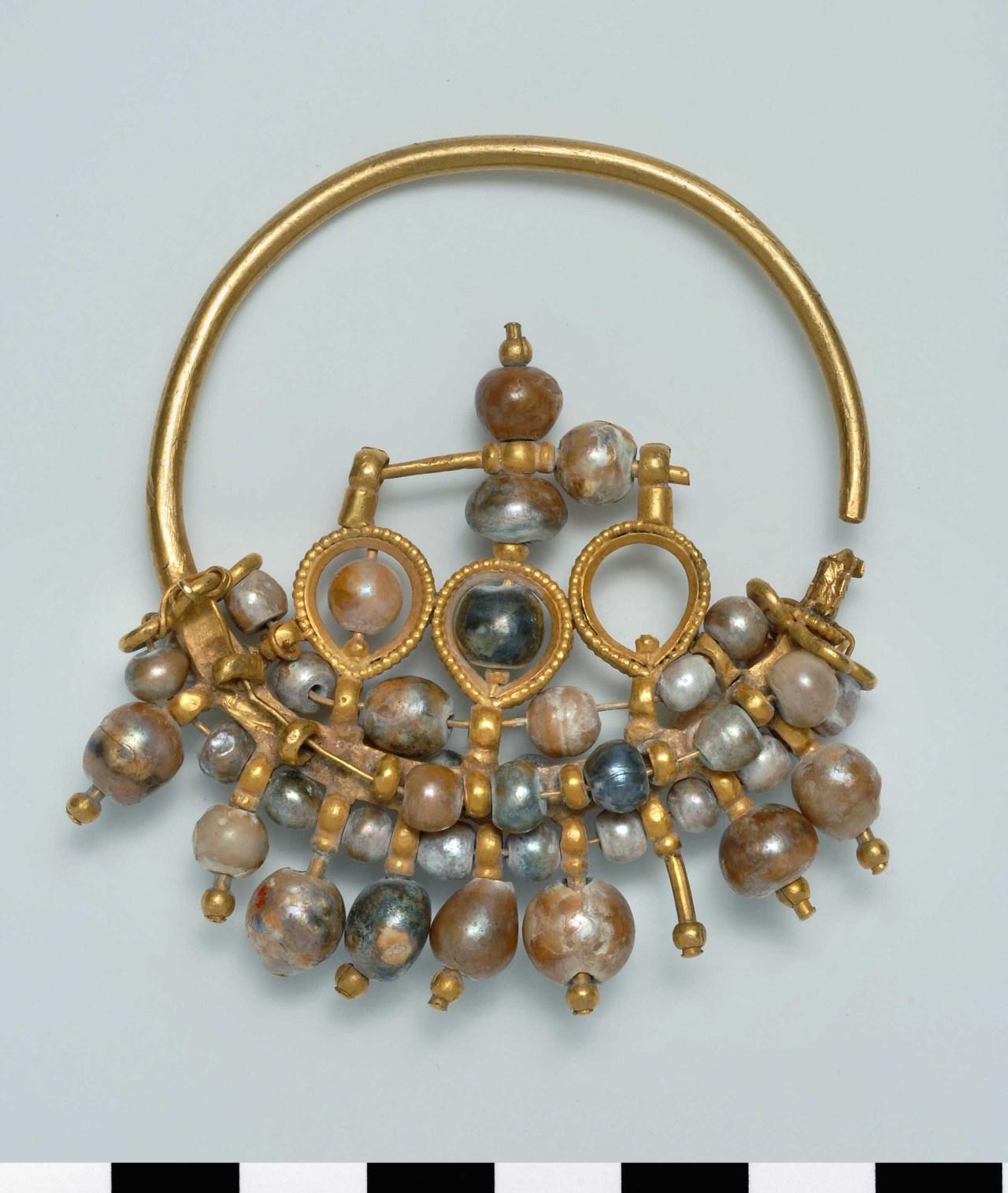 Byzantine Gold and pearl earring, 10th century, from Dumbarton Oaks Museum.jpg
