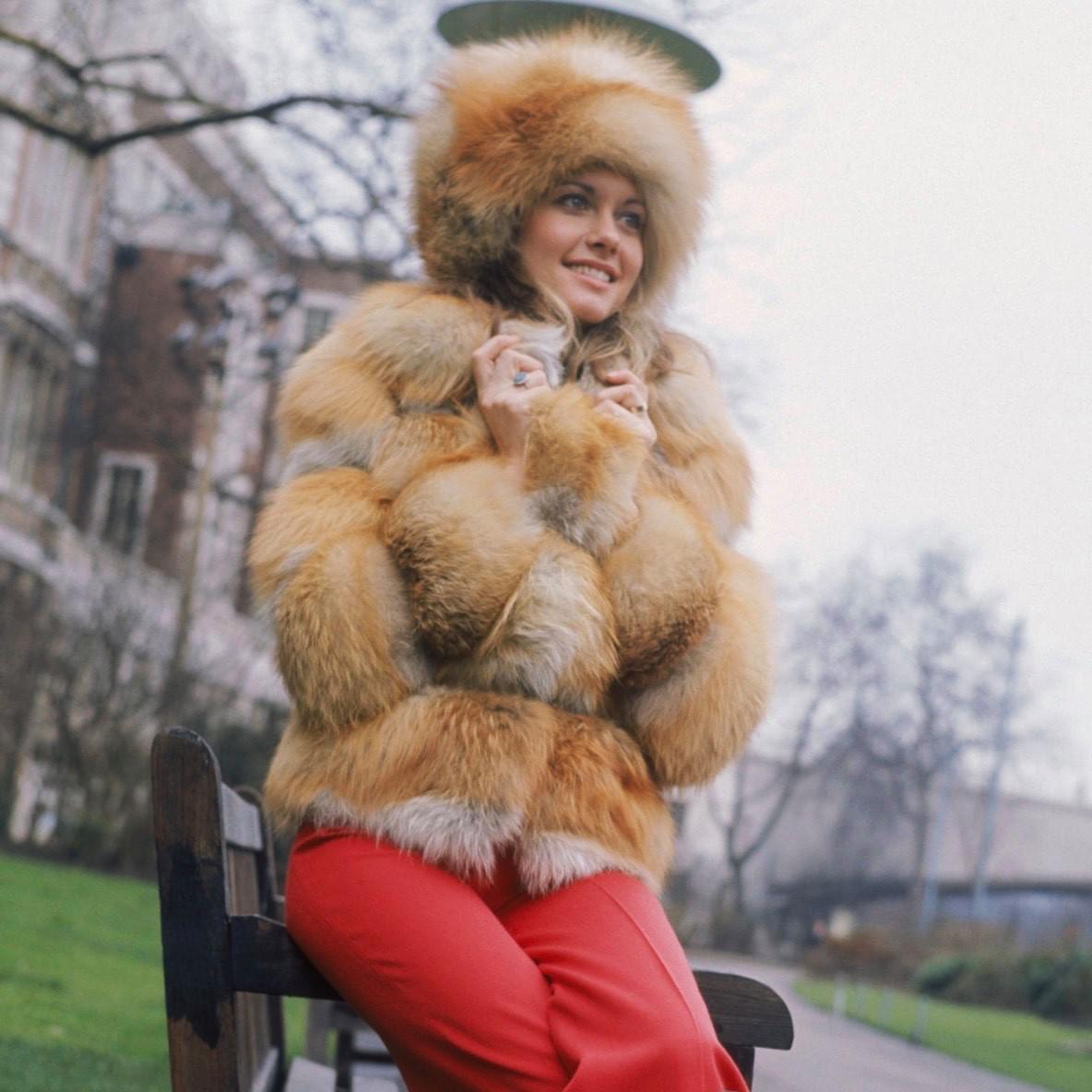 Olivia Newton-John outside the Savoy Hotel in London, 1970.jpg