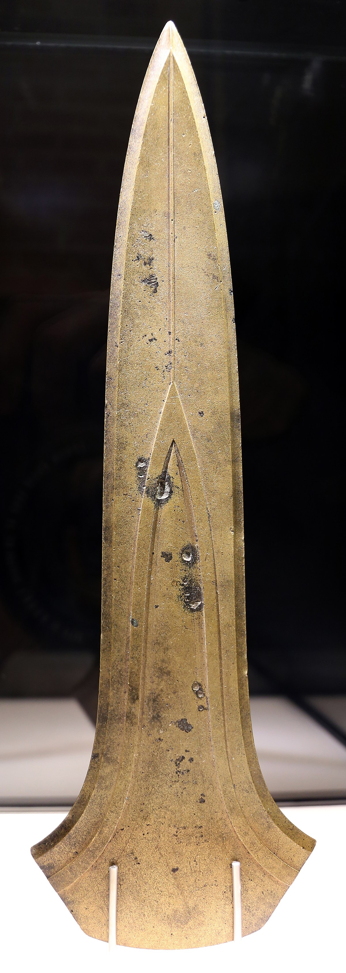 The ceremonial bronze dirk of jutphaas, circa 1800-1500 BCE, of exceptional quality. Now housed at the National Museum of Antiquities in Leiden, the Netherlands.jpg