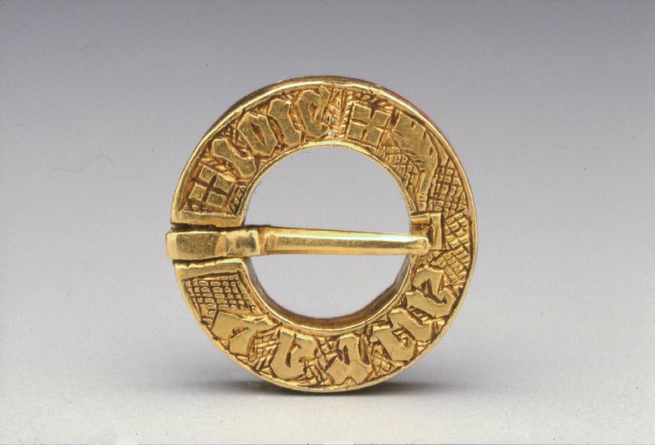 Gold brooch, France, 1300's, from The Museum of Fine Arts, Boston.jpg