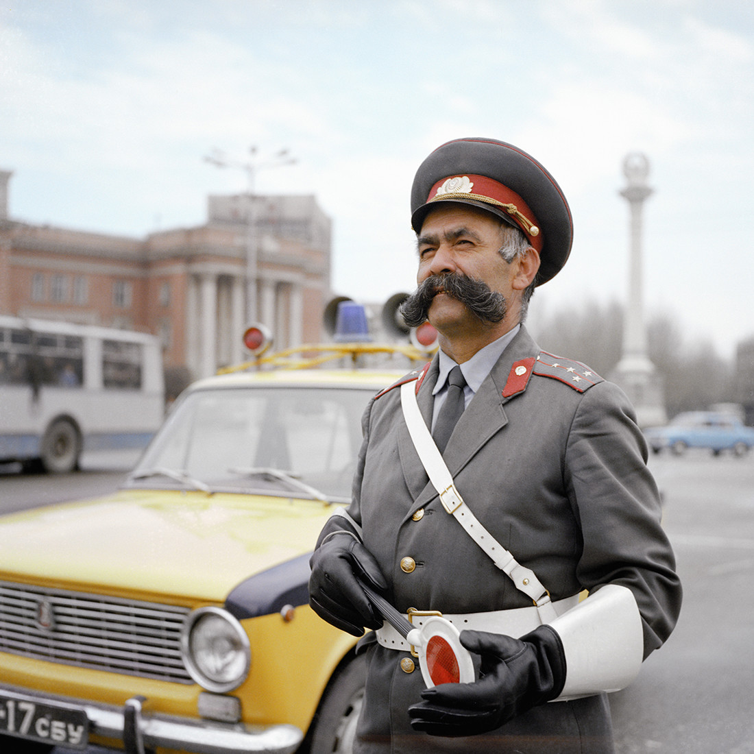 Traffic policeman Mullo Nurov in Dushanbe, Soviet Tajikistan, 1982.jpg