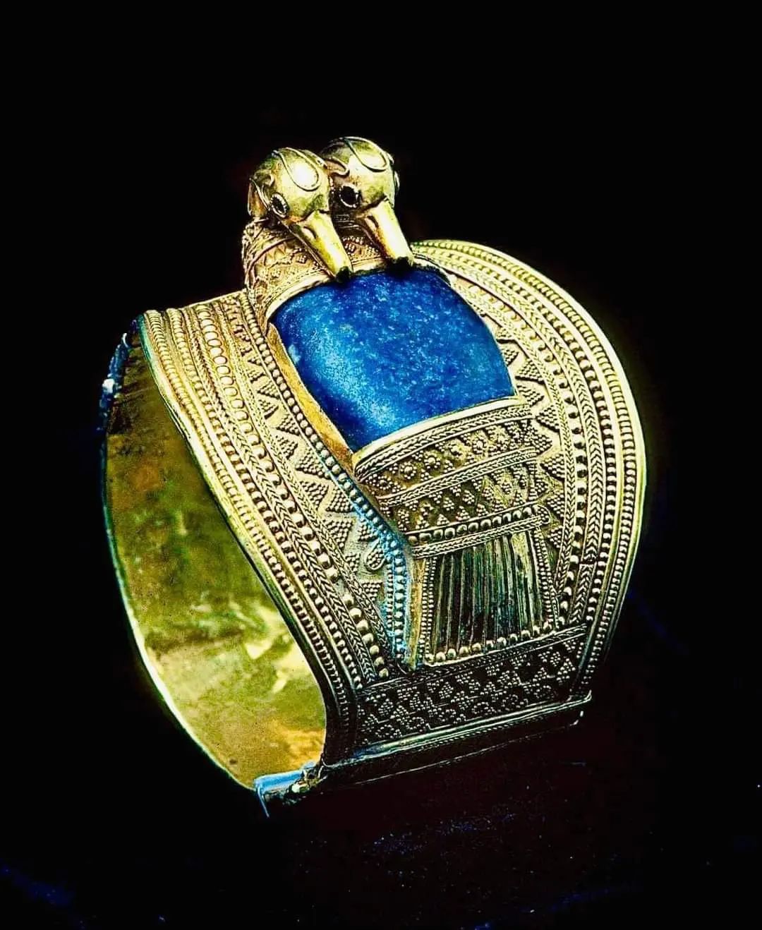 A gold bracelet showing two ducks, from the 19th dyansty of Egypt (c. 1279-1213 B.C.) that once belonged to King Ramesses II.jpg