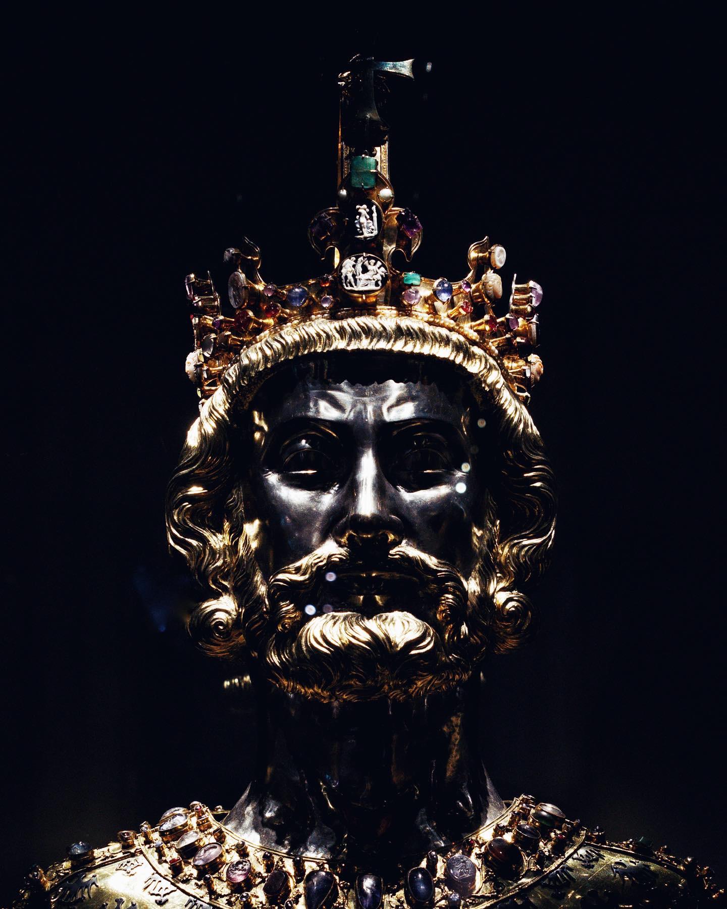 Bust of Charlemagne. Made in 1350, currently held at the Aachen Cathedral Treasury.jpg