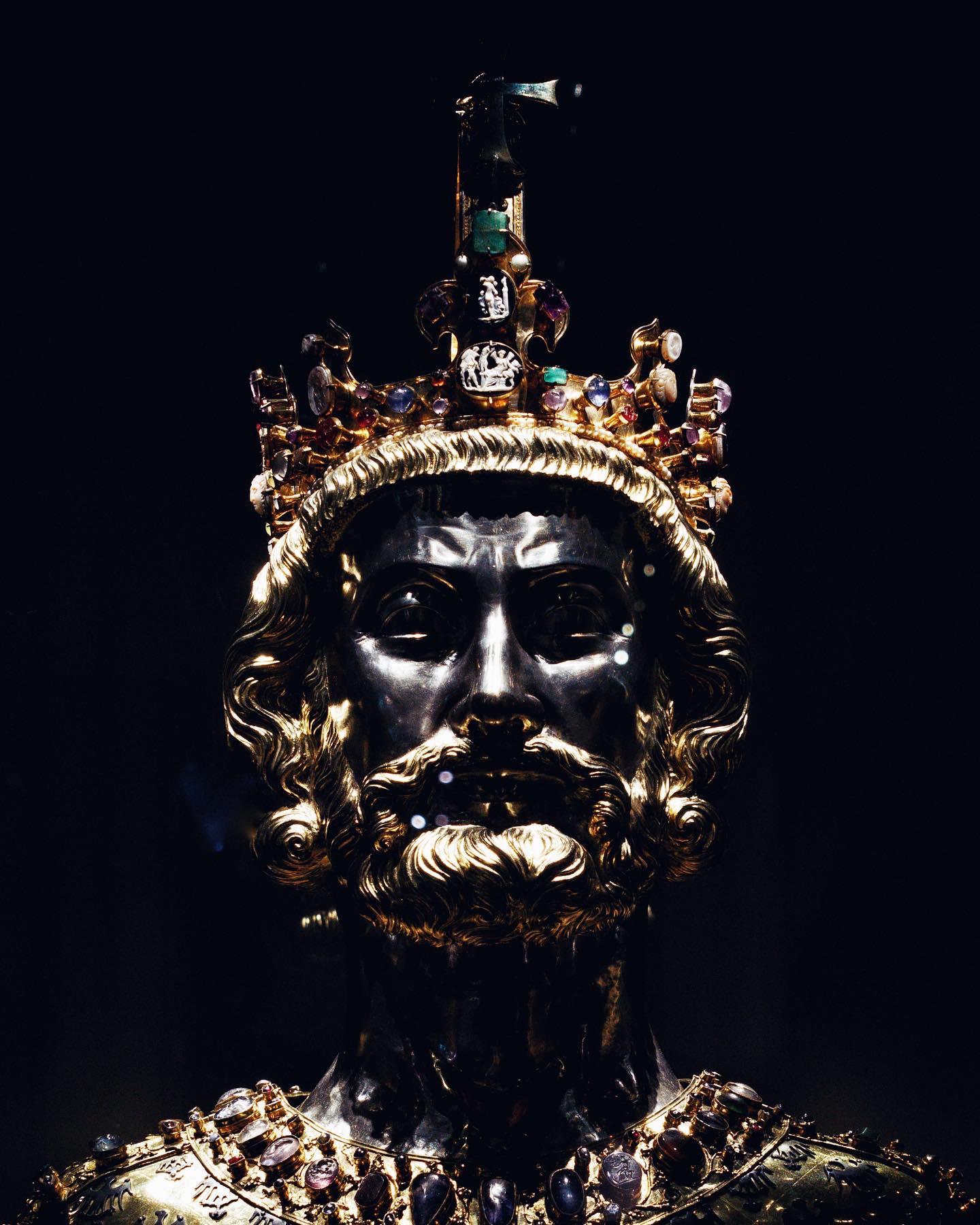 Bust of Charlemagne. Made in 1350, currently held at the Aachen Cathedral Treasury.jpg