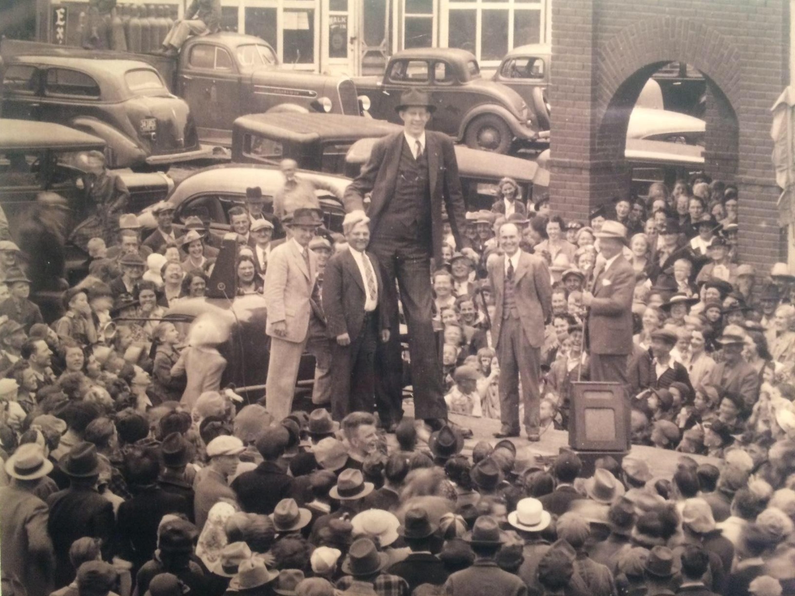 Tallest man ever, Robert Wadlow - circa 1940.jpg