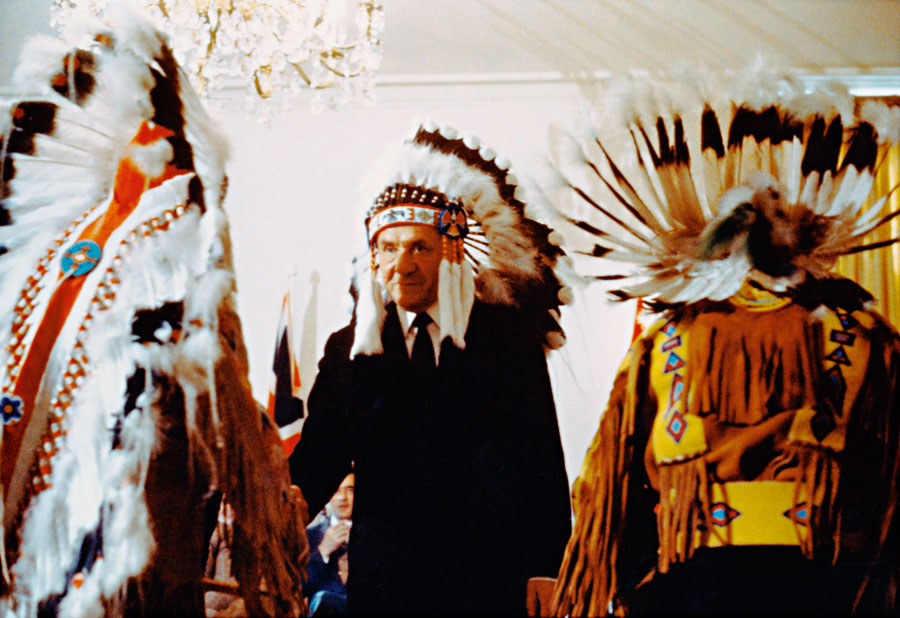 Посвящение предсовмина СССР А.Н. Косыгина в почётные индейские вожди, Ванкувер,1971.jpg