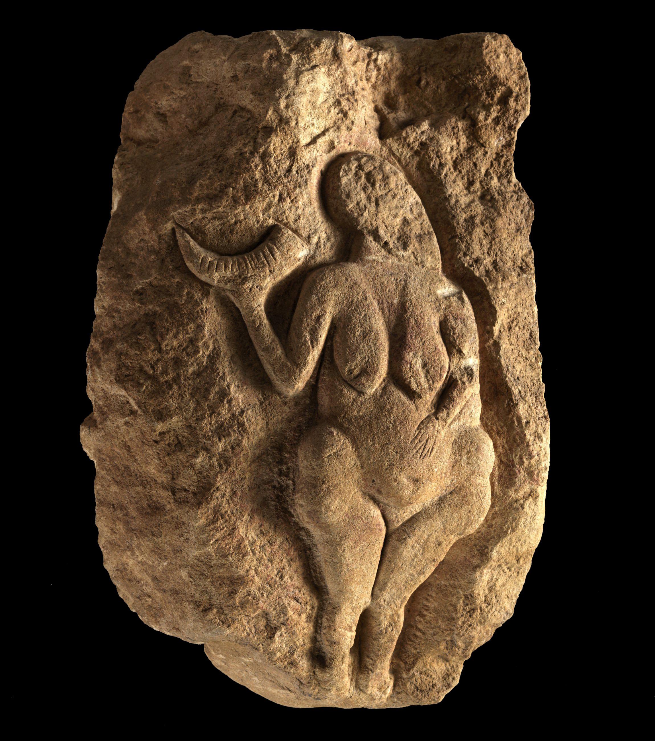 The Venus of Laussel. Upper Paleolithic period, Gravettian culture, c. 25,000 BP. Laussel shelter, Marquay, Dordogne, France.jpg