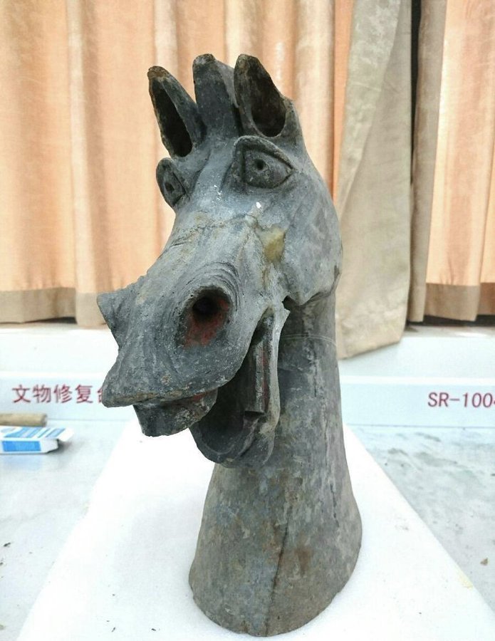 A 1800-year old ceramic horse. Han Dynasty (202 BCE– 9 CE, 25–220 CE), now housed at the Sanxingdui Museum in China.jpg