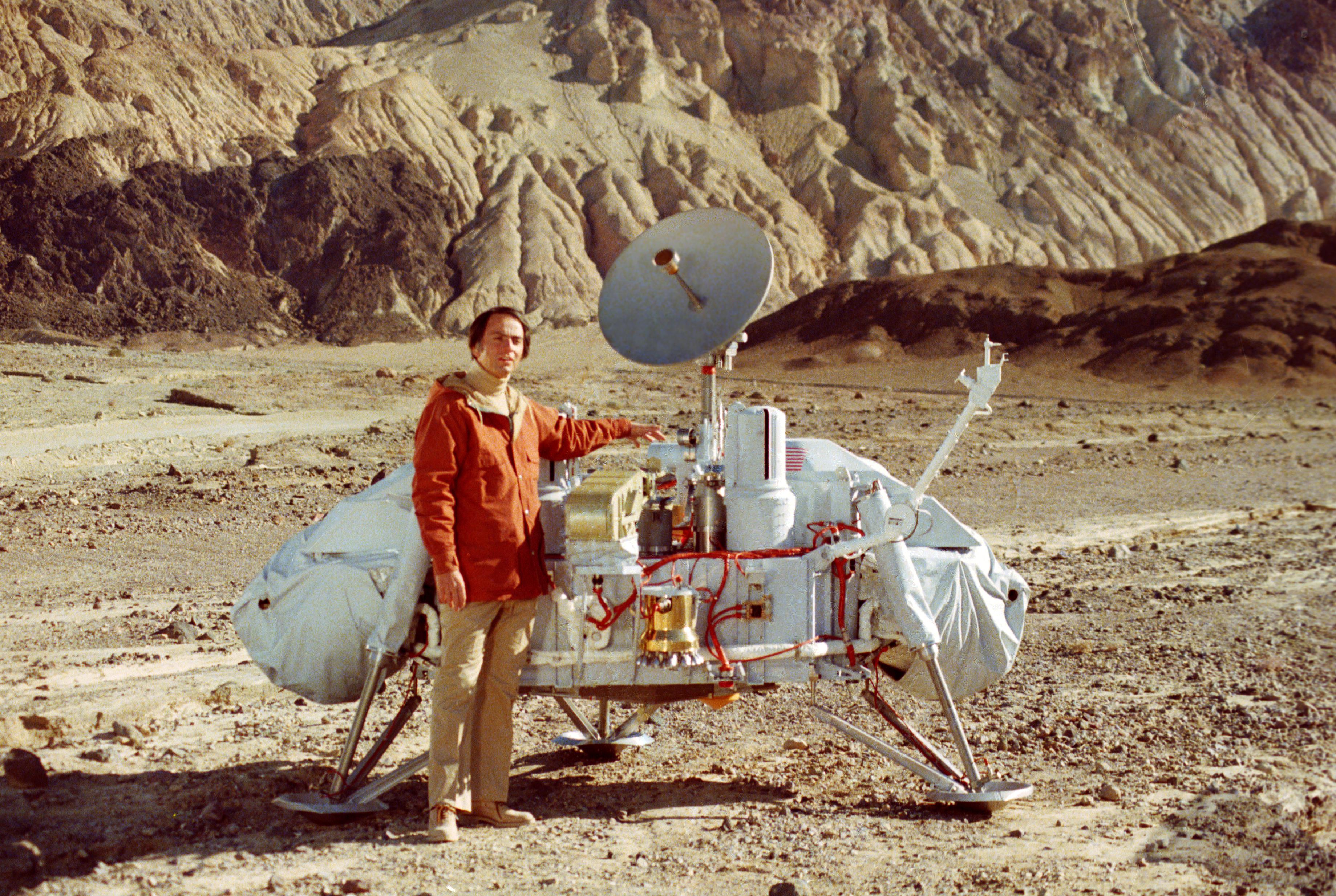 Carl Sagan with Viking.jpg