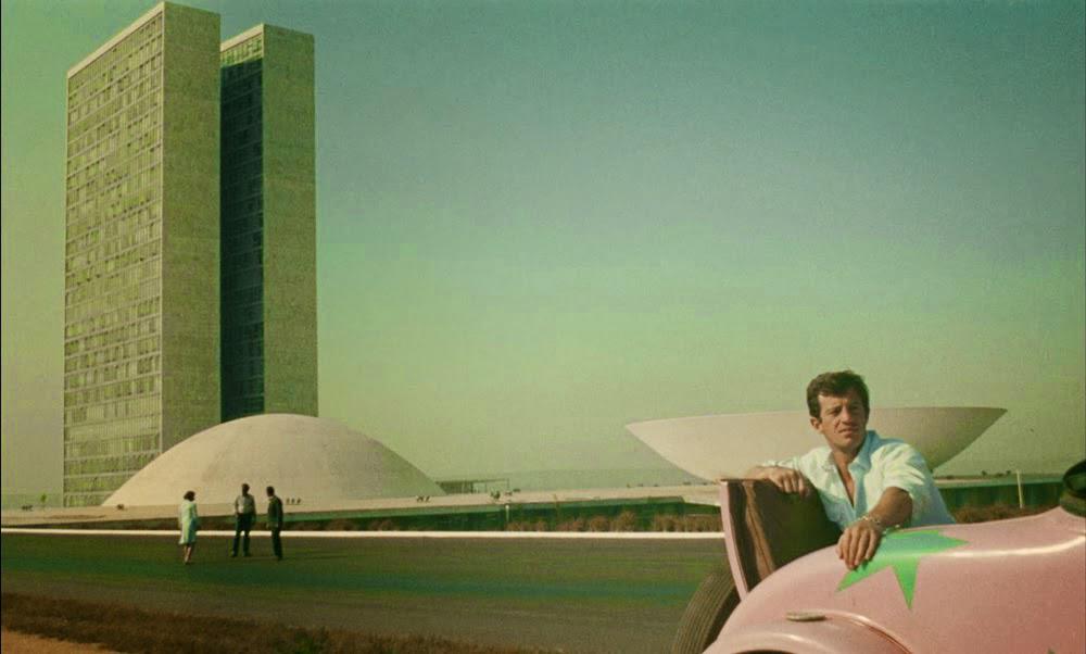 Jean-Paul Belmondo in an image from the 1964 film L'Homme del Rio featuring the then-new city of Brasilia.jpg
