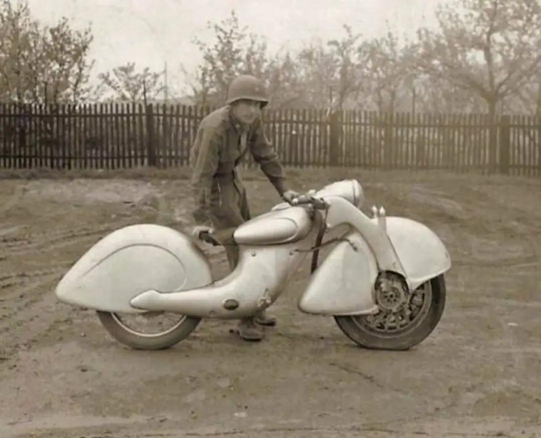 1935 Killinger Und Freund Motorrad.jpg