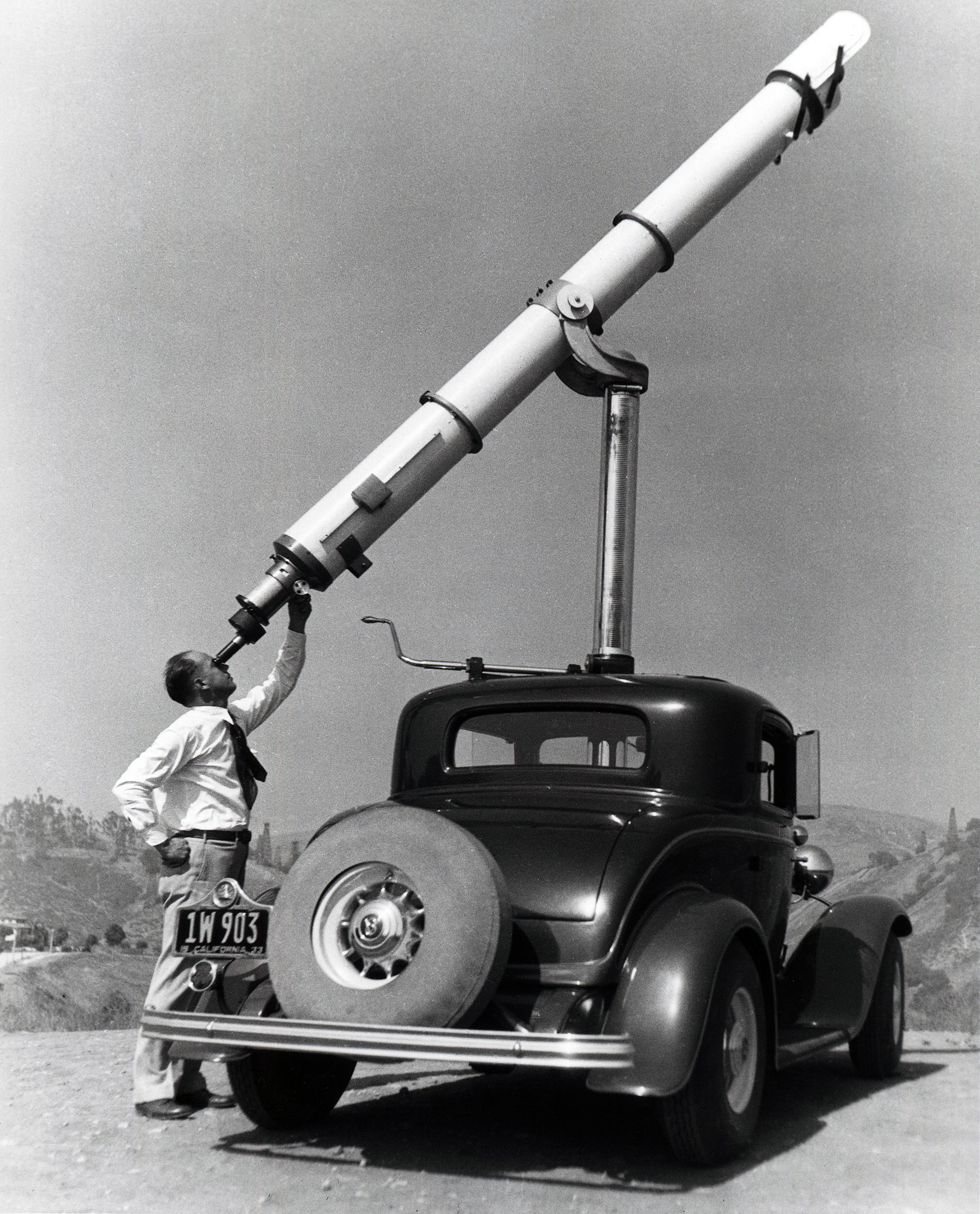 Shelly Stoody of Whittier, California and his mobile 9½-inch Zeiss Refractor in 1933.jpg