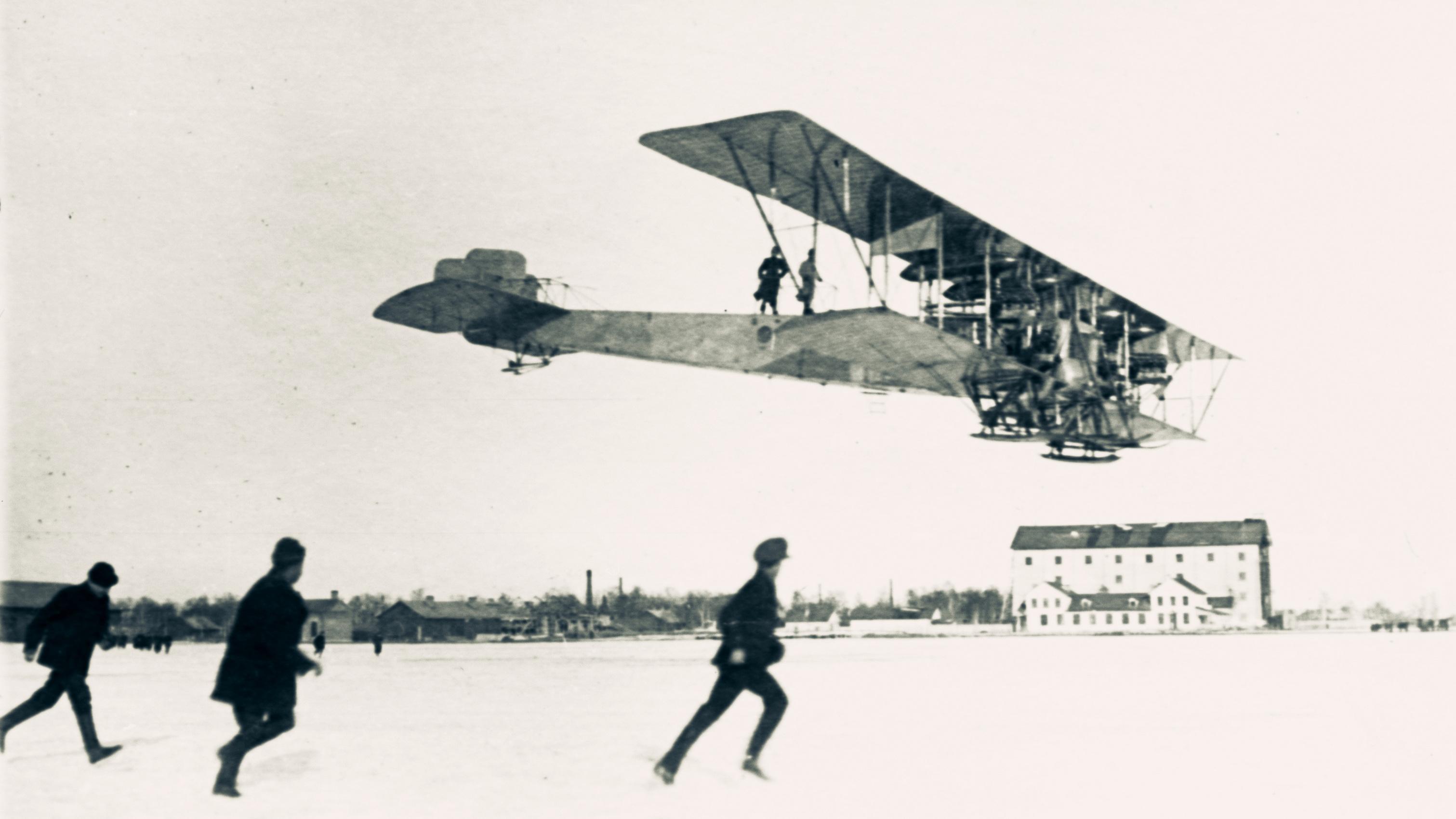Igor Sikorsky's world largest and first four-engine passenger plane, equipped with a with a promenade over the fuselage so that passengers could take a stroll, 1914.jpg