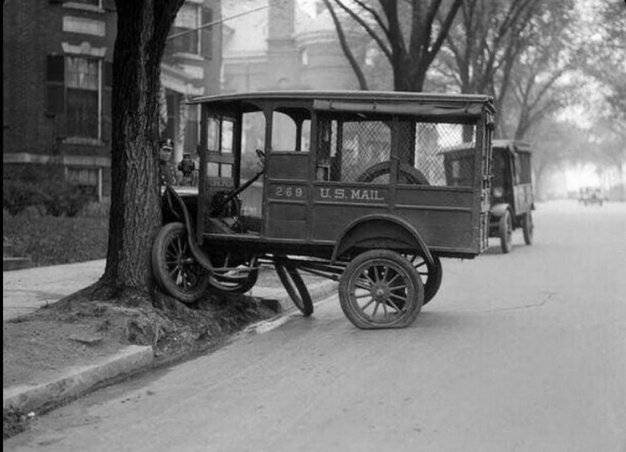 US Mail truck accident in Boston, 1927.jpg