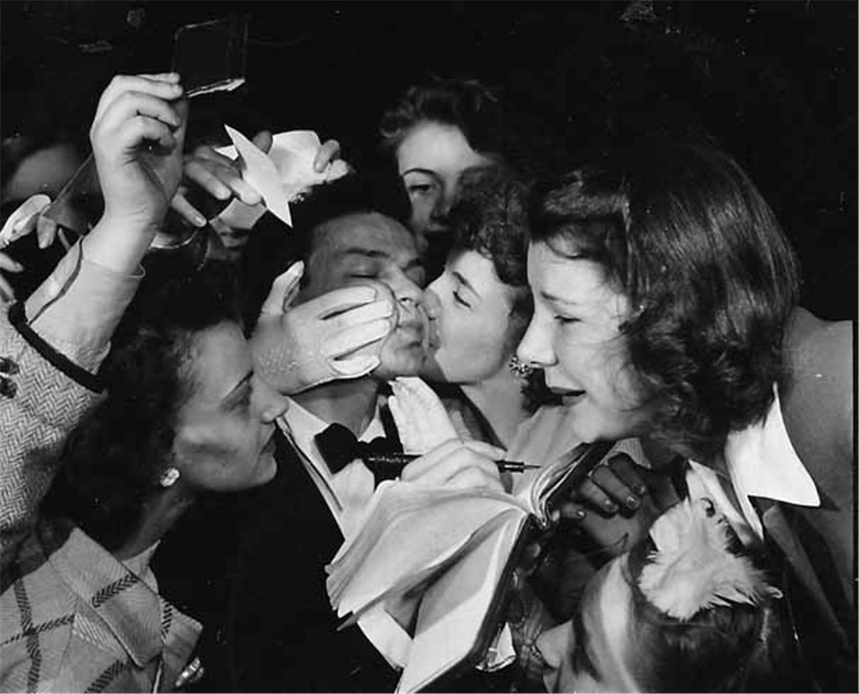 Early 40s Sinatra and fans.jpg