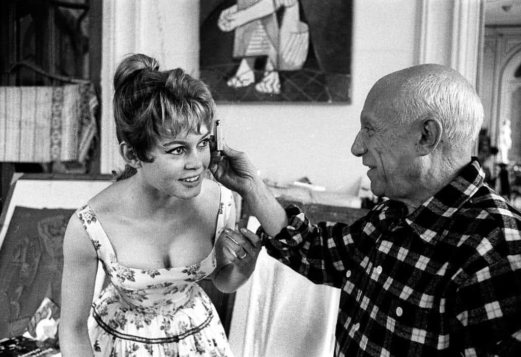 Brigitte Bardot and Pablo Picasso at his studio in Vallauris, 1956.jpg