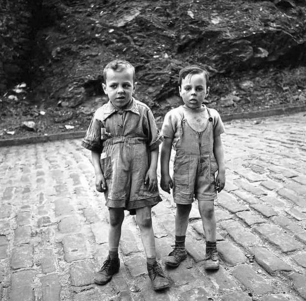 A 5 year old Al Capone (Right) and his brother. (1904).jpg