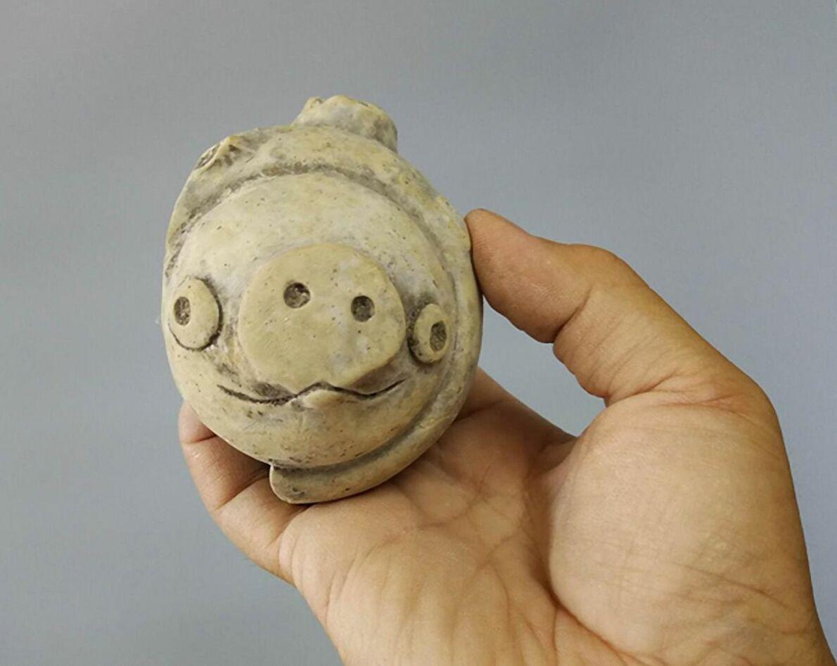 A 3,000-year-old clay pig found in 2020 at the Lianhe Ruins in China. The pottery has gone viral as it looks similar to the pigs in AngryBirds.jpg