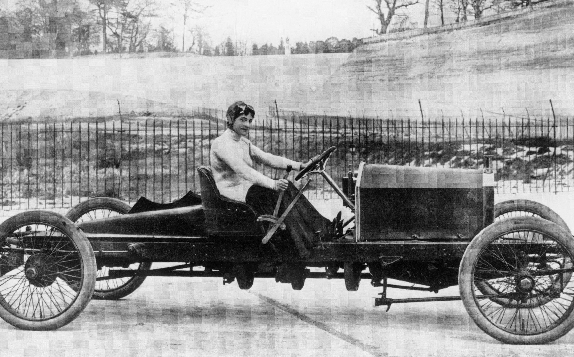 Dorothy Levitt, in a 26 hp Napier, at Brooklands (1908).jpg