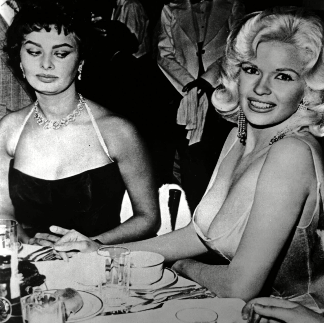 Sophia Loren, Jayne Mansfield, 1957.png