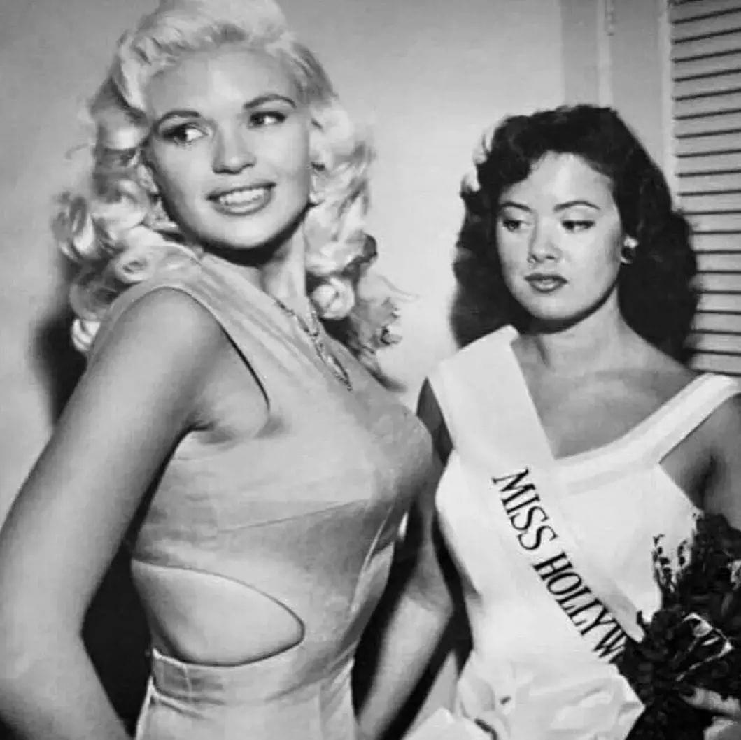 Jayne Mansfield posing with Miss Hollywood (1957).jpg