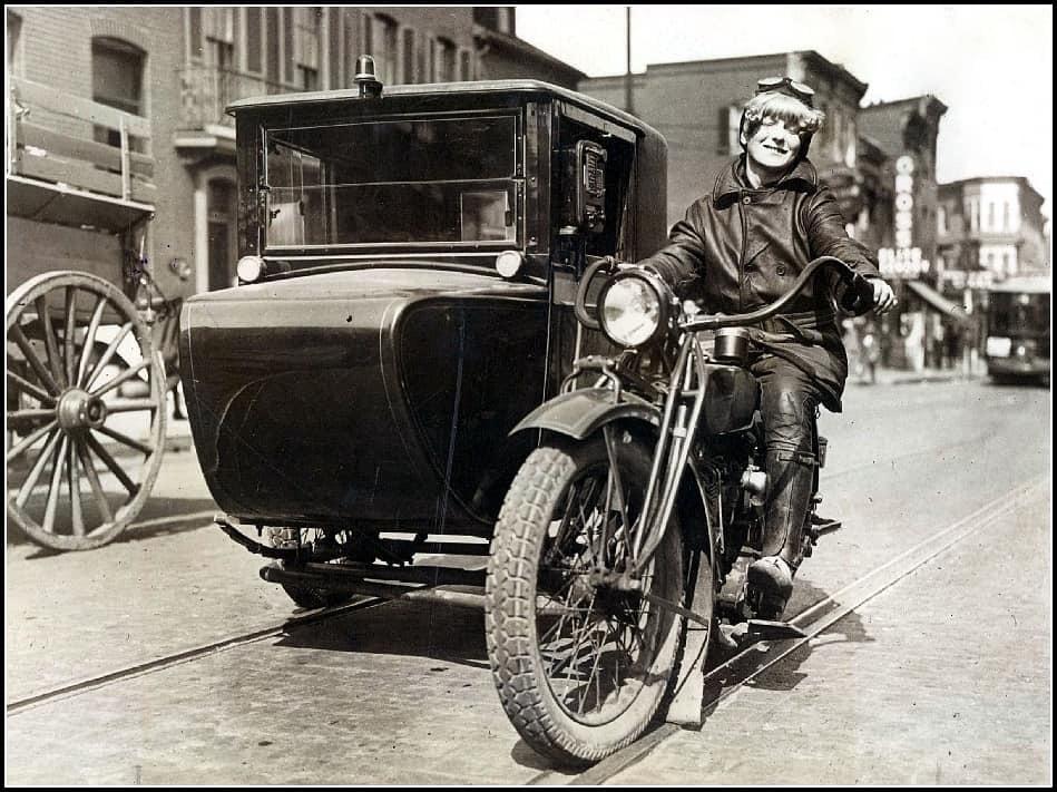 1926 A motorcycle-taxicab in Baltimore, Maryland, US.jpg