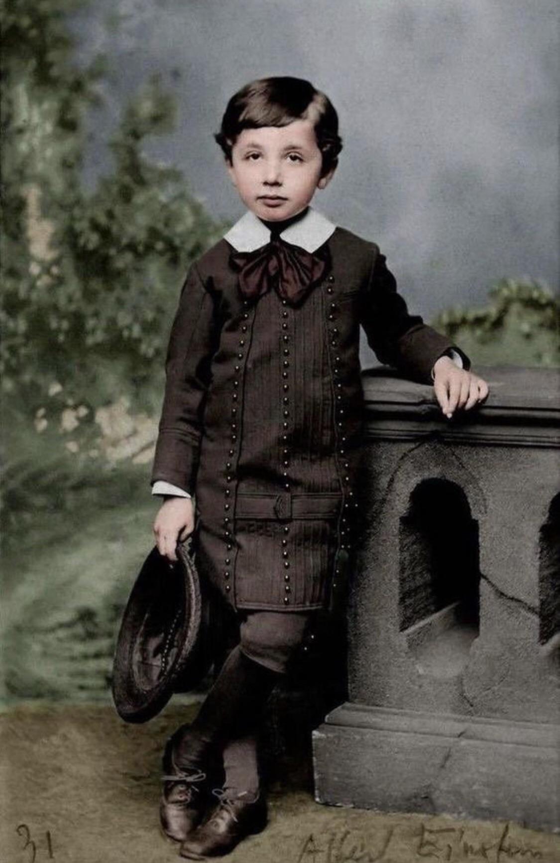 Albert Einstein at 5 years old, Munich, 1884.jpg