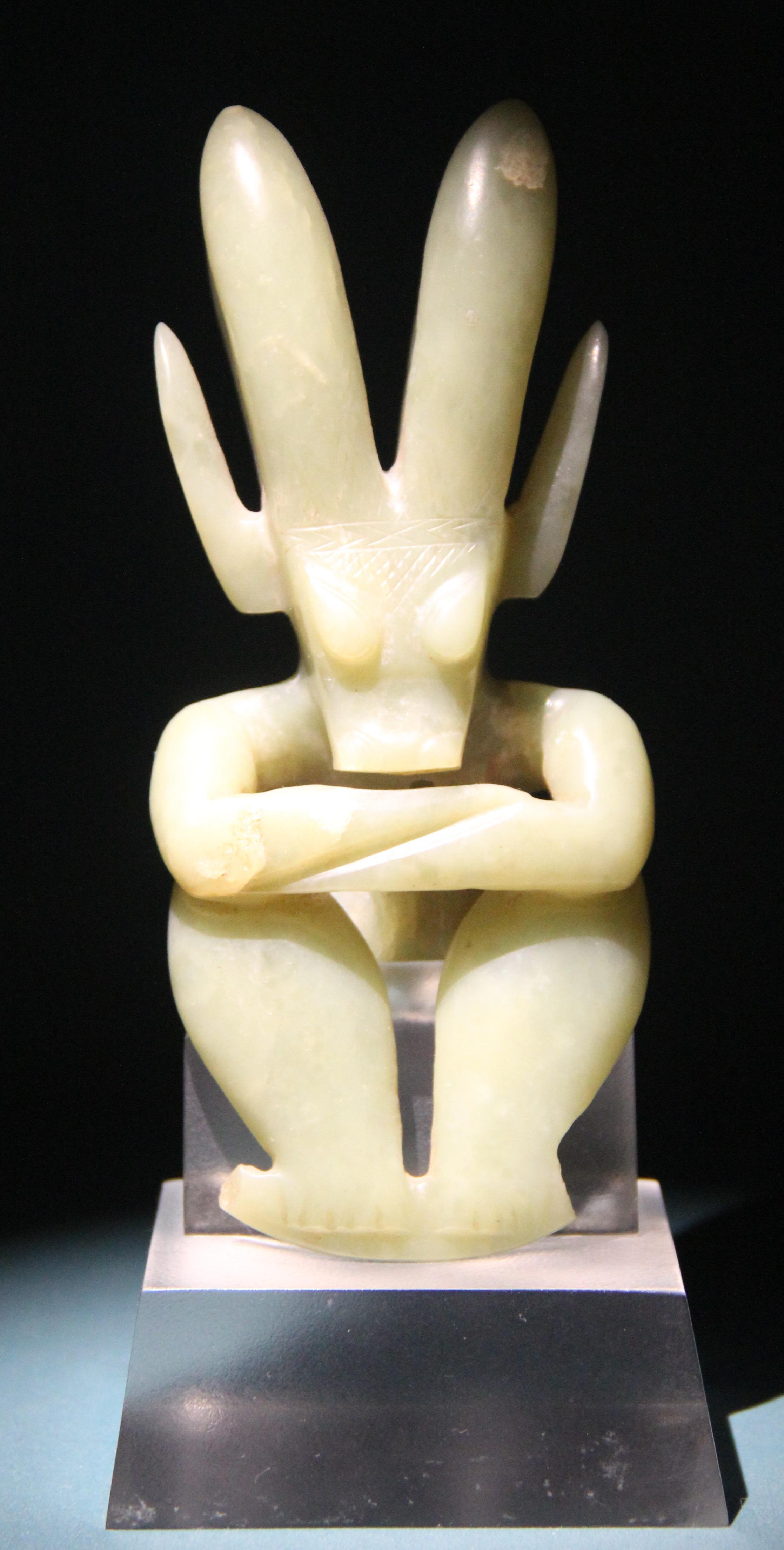 A jade humanoid figure. Hongshan culture, 4700-2900 BCE, now housed at the Aurora Museum in Shanghai, China.jpg