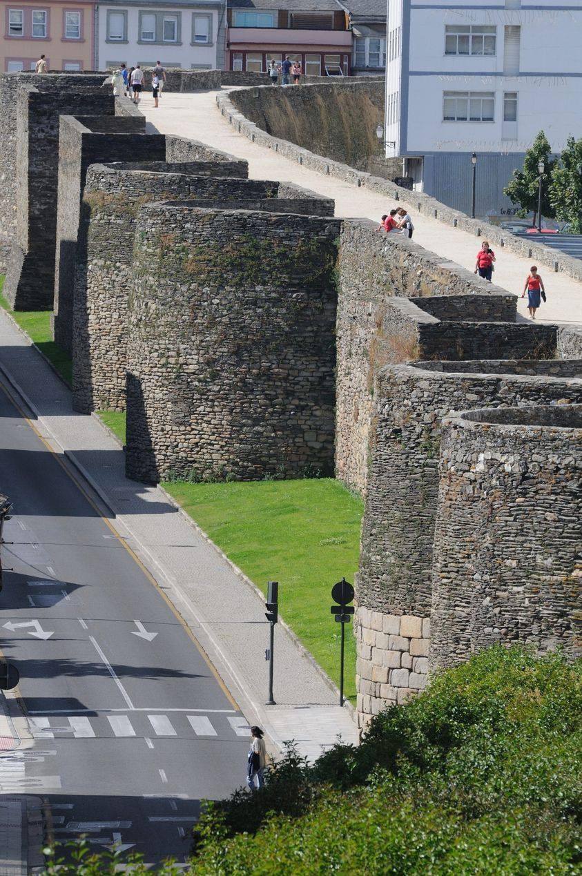 Город Луго на севере Испании - единственное место в мире, где есть полный набор целых римских стен. Они построены 2000 лет назад и окружают весь старый город.jpg