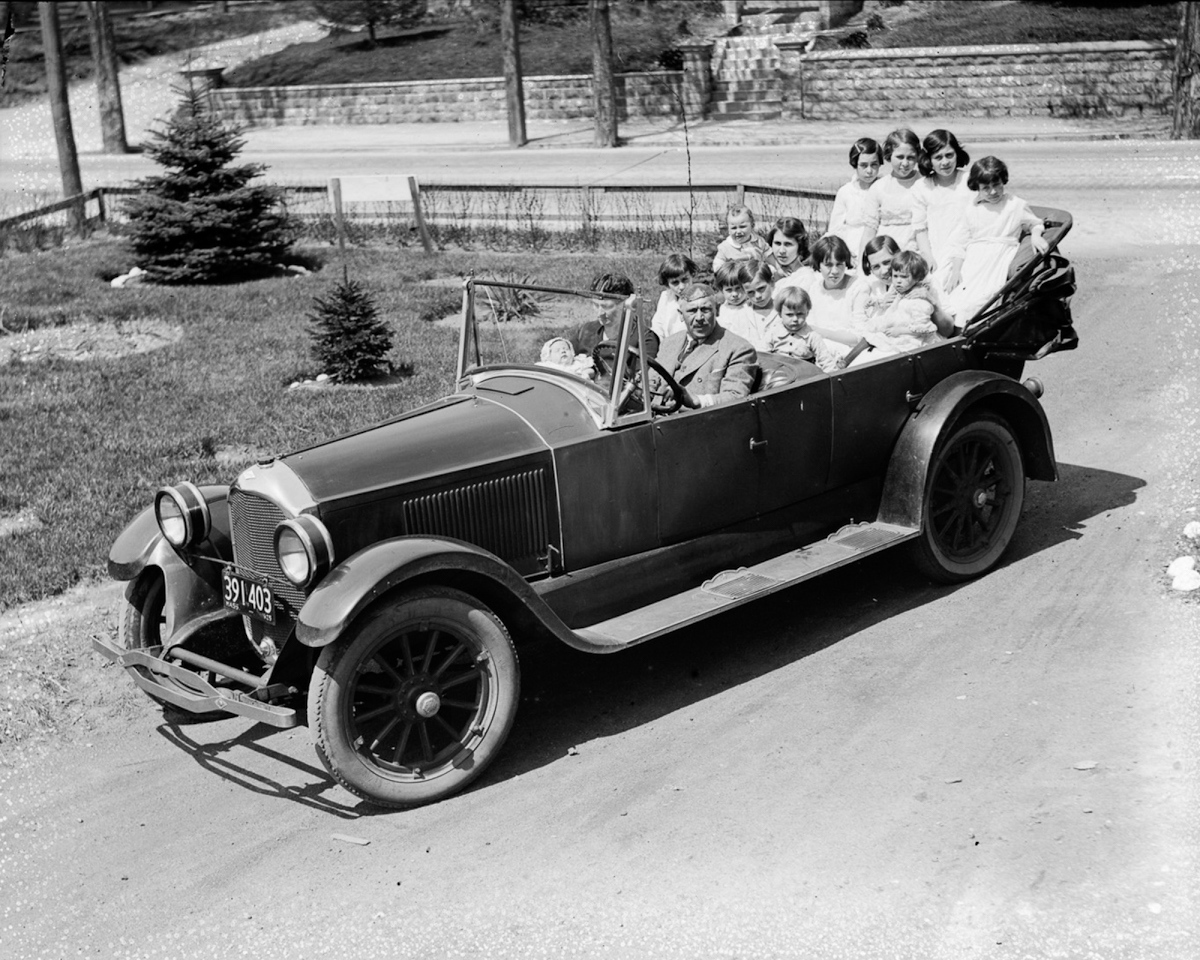 big-family-boston-carload-children.jpg