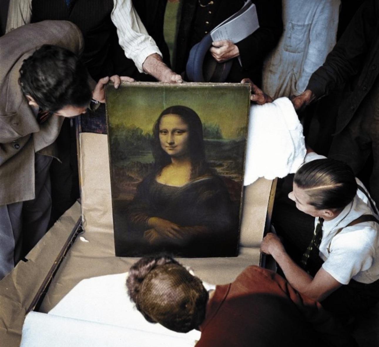 Unpacking the Mona Lisa in 1945 at the end of the Second World War.jpg