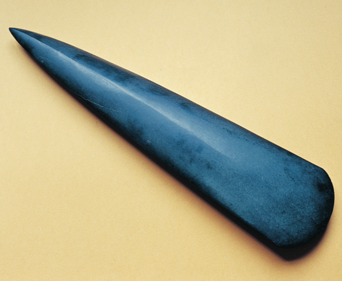 A large highly polished jade axe found at Mané-er-Hroëck tumulus in 1863. 4500-4000 BCE, now housed at the Museum of History and Archaeology in Vannes, France.png