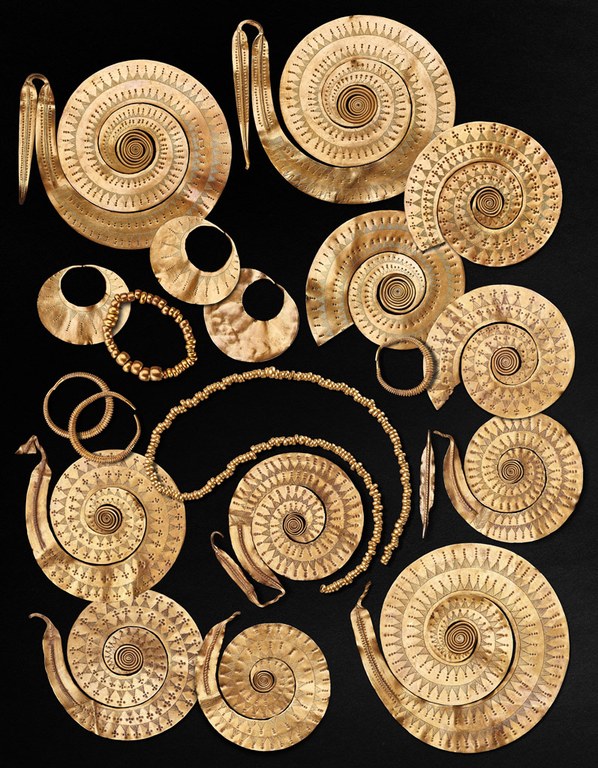 A gold hoard consisting of 11 spiral pendants, 3 crescent-shaped pendants, a string of beads, 3 rings, a necklace and a chain. From Sarasău (Szarvaszó)-Vâlcelușe Hill in Romania, 1300–1200 BCE.jpg