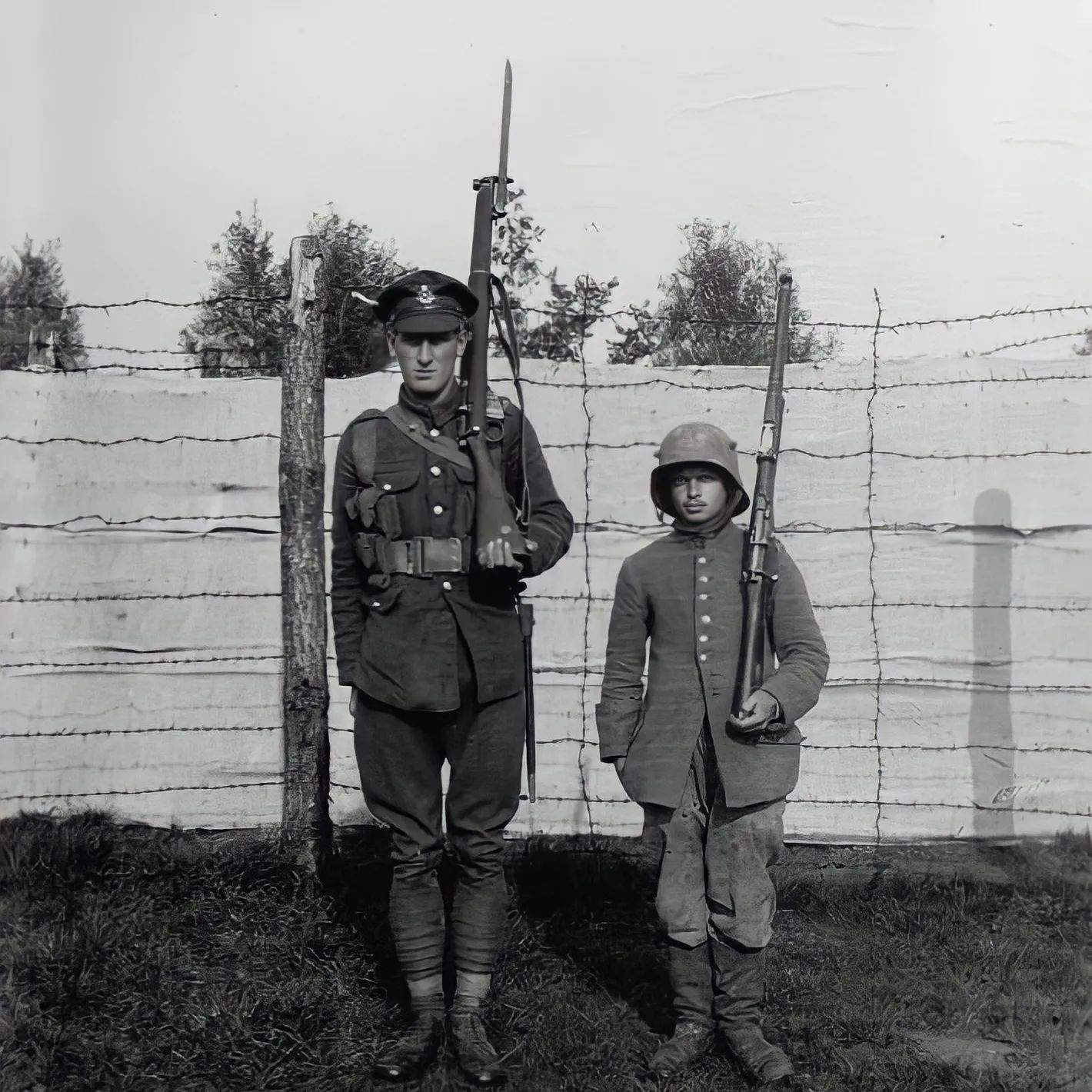 British soldier and a German prisoner showing their height difference, 1916.jpg