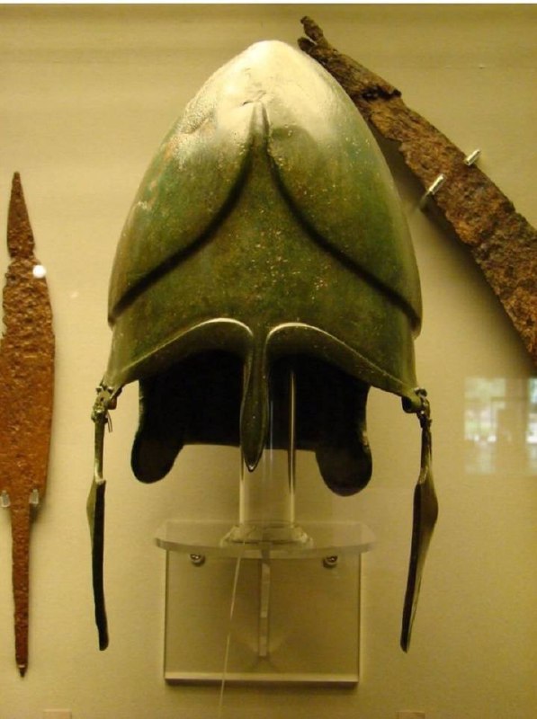 Thracian helmet from 4th century AD, Bulgaria.jpg