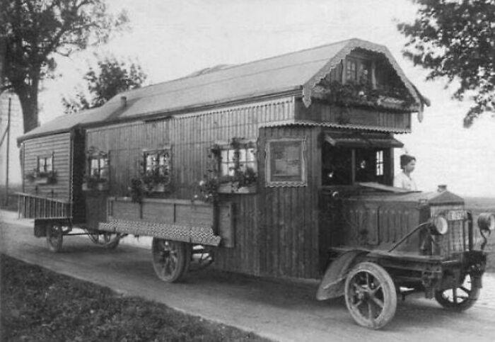 A Motor Home in 1922.jpg