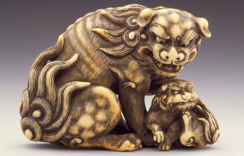 Japanese ivory netsuke of a lion and cub by Tomotada. Active before 1781.jpg