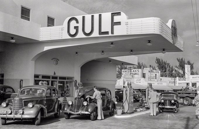 Gulf gas station, Miami Beach, Florida - 1939.jpg