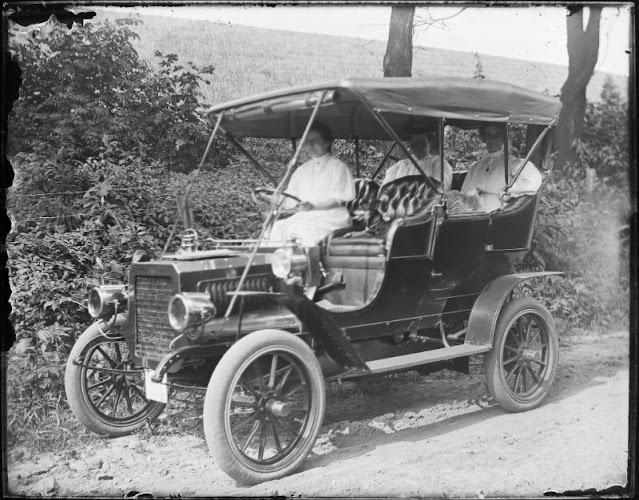 Three ladies motoring in a 1906 REO.jpg